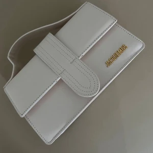 Vit väska  - Oanvänd vit väska 