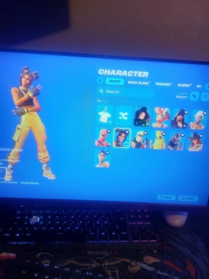 Fortnite konto  - Fortnite konto till salu finns Battlepass skins från Season 8 Lyxe i Max style Take the elf finns och mycket annat. 
