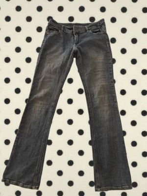 blåa bootcut jeans med brodyr💗 - ursnygga blåa bootcut jeans med rosa broderi på bakfickorna💗 dessa är i storlek s/m utan varumärke från vad jag vet💕dessa är köpta från vinted💗de ger en vintage vibe just för desigen och är lowwaist 💕🙏🏻