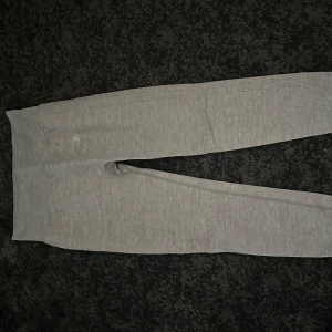 Grå sömlösa leggings från ICIW - Snygga grå sömlösa leggings från ICIW med mellanhög midja och tight passform. Tillverkade i stretchigt material som sitter skönt och formar sig efter kroppen. Perfekta för träning eller chill dagar. Diskret logga på höften. Oanväna!