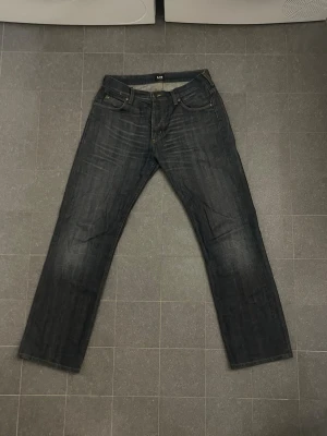 Lee jeans - Tja, säljer ett par snygga Lee jeans med snygga fades. Priset går att diskutera, hör av dig vid minsta lilla fundering.
