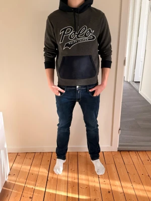 Mörkgrå Polo Ralph Lauren hoodie - Väl använd men mycket bra skick | Storlek M | Pris 599 | Modell: 185cm, 78kg | Vid frågor vänligen kontakta! 