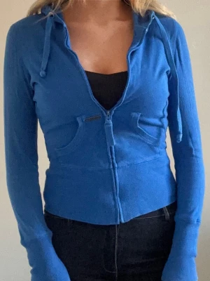 Blå huvtröja med dragkedja zip up - Blå tajt tröja med luva och dragkedja från vero Moda💕