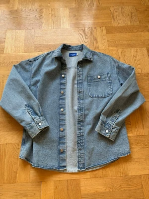 Jeansskjorta - Säljer denna dunder skjorta från Jack and Jones! Väldigt najs passform, perfekt baggy och bra kvalité! Perfekt nu till våren! Storlek medium men sitter som L! 