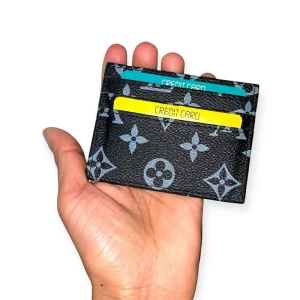 L.V Korthållare- Svart- One size - Helt ny, högkvalitativ replika. Pris: 299kr. Leverans: Skickas inom 24 timmar. Notera: Begränsat antal- först till kvarn 