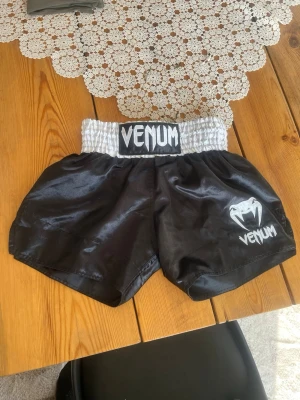 Venum muay thai shorts - Knappast något slitage, bara lite smuts på högra sidan märker man knappt. Väldigt sköna och lätta att träna i. De andas bra.