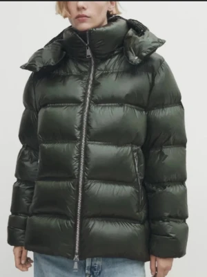 Mörkgrön vinterjacka - Säljer min fina mörkgröna vinterjacka från Massimo Dutti! Den är väldigt varm och den perfekta vinterjackan💕Säljer då den ej kommer till användning, storlek S!! Det är bara skriva vid frågor och funderingar💞 (Sista bilden är inte min!)                                                                         skulle möjligtvis kunna byta mot en i storlek xs❣️