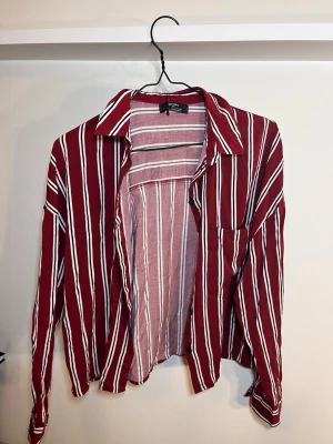  skjorta L -  Röd skjorta som passar dem med M / L 