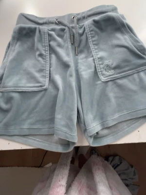 Juicy Couture velour shorts 💙 - Använda endast en gång så de är i nästan nyskick. Väldigt mjuka och sköna med fickor fram och Juicy Couture-logo.🩵