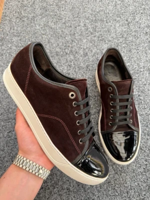 Lanvin uk10 vinröd - Säljer dessa sjukt feta vinröda lanvins! Supersnygga skor perfekt för vår eller sommaren! Size uk10 som motsvarar 44-45! Skick 9/10 inga defekter! Vad ingår? Lanvin dustbag! Nypris 5000kr! Hör av dig vid intresse 🤩