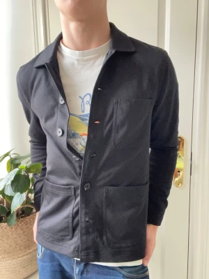 Studio total overshirt svart  - Studio total overshirt svart, Inga defekter! Modellen i bilderna är 180 cm 75 kg och bär Storlek S vilket har en extremt najs passform på modellen  , Kom med frågor! 🌟 (Kan gå ned i pris vid köp av paket 😉) 