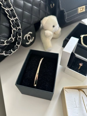 Armband från pilgrim  - Guldpläterat Armand från pilgrim. Kom aldrig till användning så aldrig använt. 