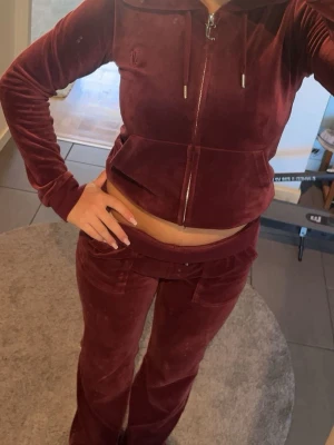 Juicy couture set  - Vinrött Juicy couture set, storlek XS på både överdel och underdel. Fint skick trots att jag använt det en del. Ända defekten är att en silverdetalj på tröjan lossnat, men inget man tänker på. Skriv för fler bilder 💖