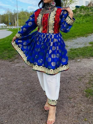 Blå och röd traditionell klänning - Unik traditionell klänning i blått och rött med guldiga detaljer och broderier. Klänningen har lång ärm, markerad midja och vidd i kjolen. Dekorativa mönster i guld och silver ger en festlig känsla. Perfekt för dig som vill sticka ut med färg och detaljer.