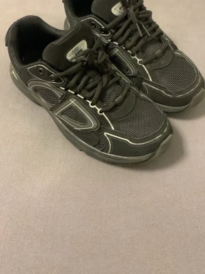 D10r skor  - Svarta snygga skor,använda några par gånger 