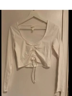 NY! Vit croppad topp - Oanvänd! Säljer en vit croppad topp från H&M