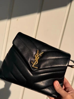 Ysl Loulou toybag  - Så himla fin! Allt på bilderna ingår. Kartong saknas tyvärr dock, då den gått sönder. 