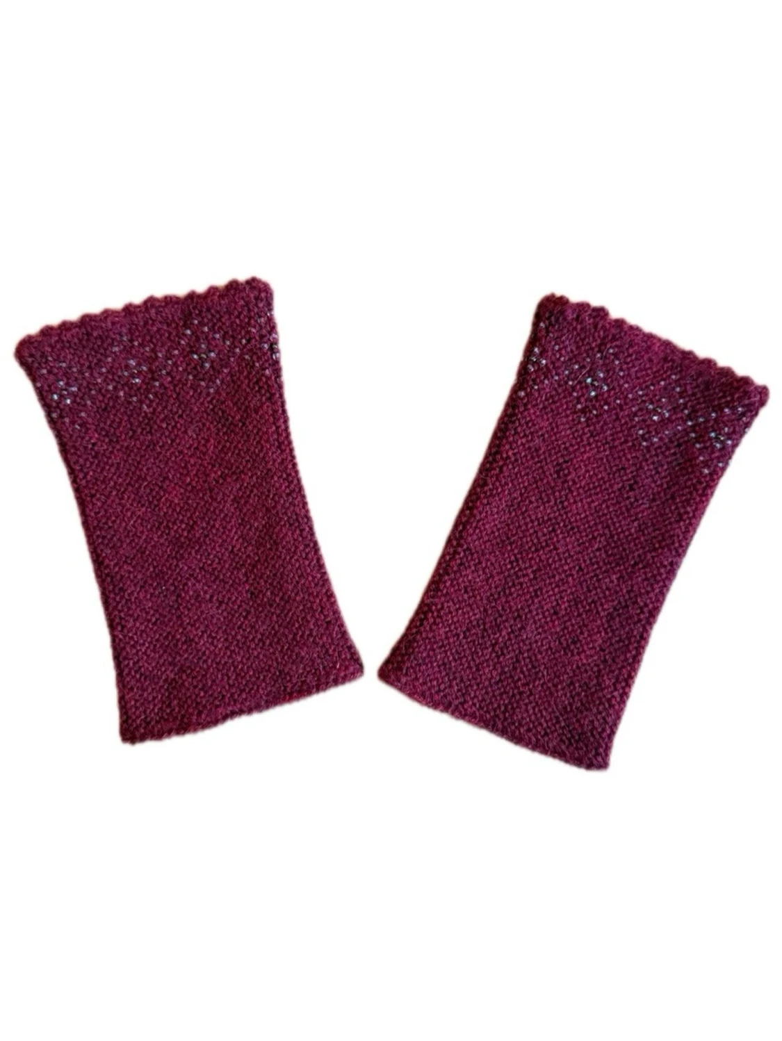 Handstickade ull handledsvärmare