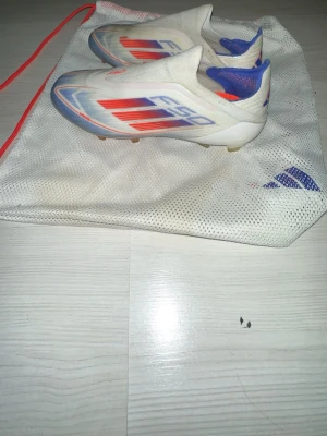 Adidas vita och röda fotbollsskor elits  -  Säljer ett par  Adidas f50 elites  btw hittar inte Adidas lådan  fraktar när du köper 