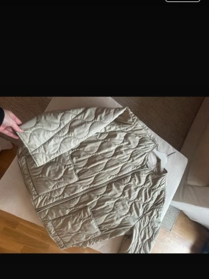 Vårig grön quiltad jacka  - Quiltad vindjacka i grönt från Zara. Skriv för fler bilder. Skickar snabbt! 