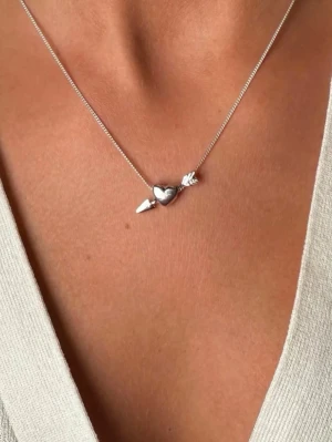 Silverhalsband med hjärta och pil - Säljer mitt L8hasselblad halsband då jag inte använder silver. Använt fåtal gånger så inga defekter eller fula märken på det. Pris kan diskuteras, ord pris-650kr