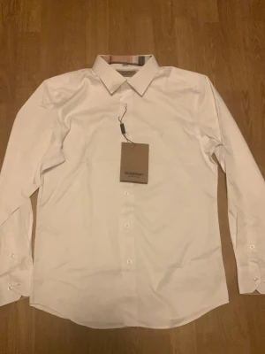 Burberry  - Snygga skjorta i storlek M. Priset kan diskuteras 