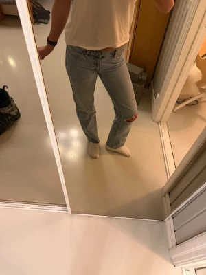 Ljusblå A Brand jeans - Säljer mina A Brand jeans då de tyvärr är lite för korta för mig, är 177. Modell 99 low straight. Strl 28/ AU 10