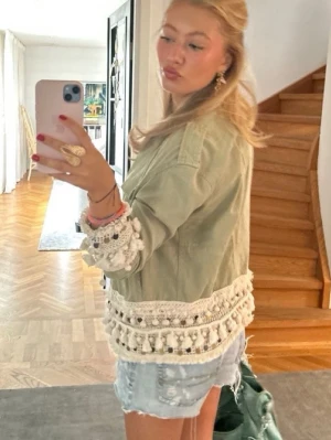 Trendig grön jacka 💗 - Säljer en trendig ljusgrön jeansjacka som är perfekt för vädret som börjar bli varmare🫶 