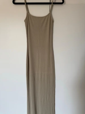 Figursydd olivgrön sommarklänning, Använd en gång - Säljer denna snygga figursydda klänningen från HM i olivgrönt perfekt för sommaren☀️klänningen är endast använd en gång, dock finns en defekt (se två sista bilder). Defekten fanns där när jag köpte klänningen men den är ganska osynlig och går att sy till💕 personligen upplevde jag att övre delen klänningen på satt lite tajt på mig så ta hänsyn till att detta inte stör dig innan du köper💕tänker att den passar perfekt om man är XS i storlek💕