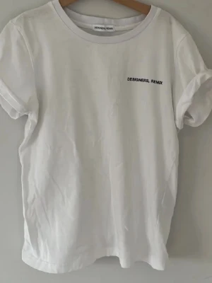 Designers Remix t-shirt - Supersnygg vit T-shirt från designers remix!!