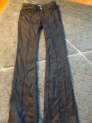 Skinnbyxor från Nelly 🖤 - Skinnbyxor från Nelly i storlek 36, enbart använda en gång och är i väldigt bra skick!