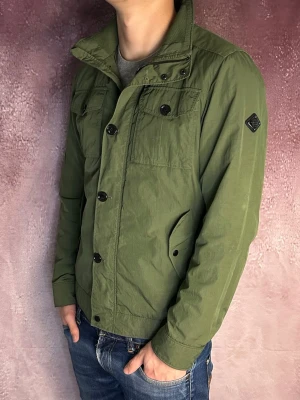 J.lindeberg field jacket bailey - Mycket fint skick | Size S (modellen är 188 cm 75 kg) | fraktar spårbart inom 24 timmar | för att köpa klicka ”köp nu” | vid frågor eller funderingar skriv ett meddelande | följare får bättre rabatter🙌