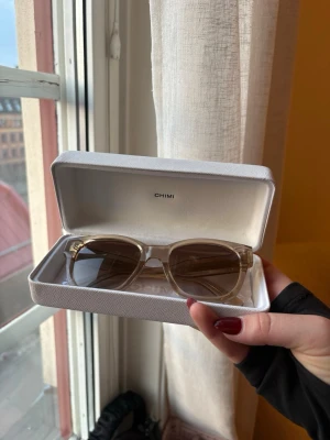 Chimi solglasögon Ecru transparent - Snygga solglasögon från Chimi i modellen 07 Ecru. Kommer i originaletui. Nästan oanvända. 