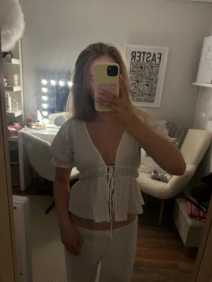 Peplum topp med knytning - Peplum topp med två knytningar och puffärmar❣️så himla söt