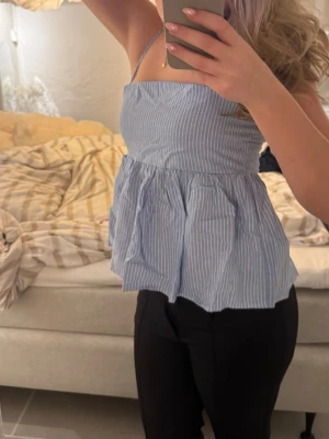 Blårandig topp med volang - Säljer denna supergulliga topp från Gina💓😙😙 Passar perfekt nu till sommaren💓
