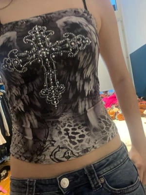 Alt y2k tub topp - Jätte söt tubtopp men rhinestones, ett kors och typ änglavings motiv. Använd max 3 gånger. Den har väldigt skönt material. 