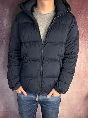 J.lindeberg jacka - Mycket fint skick | Size M (modellen är 188 cm 75 kg) | fraktar spårbart inom 24 timmar | för att köpa klicka ”köp nu” | vid frågor eller funderingar skriv ett meddelande | följare får bättre rabatter🙌