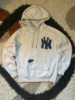 One of One made hoodie - One of one made Hoodie ljusgrå hoodie som jag gjort om och sytt på lite extra saker på!   Storlek: S men kan också funka som M.  Kondition: 8/10💯😁  Fraktar samma dag eller dagen efter!🤞🏻✅  swag rap streetwear baggy vintage skate hiphop y2k affliction archive underground avant garde japan style OG 2000s flared washed affliction jeans drip oldmoney denim  