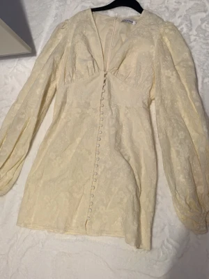 Adoore klänning - Super fin adoore klänning! Aldrig använd, strl 44 men liten i storlek