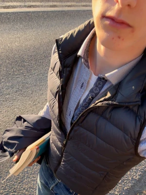 Mörkblå väst - Snygg marinblå Väst från Uniqlo. Skitnajs till våren och sommaren, tyvärr för liten för mig nu.                                              Om du har nån fråga e de bara å skriva