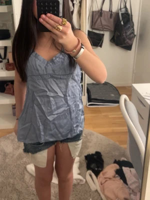 Ljusblå linnetopp i silkesmix - super skön och fin silkes linne💓 perfekt för att ha som pyjamas eller lite finare plagg💓väldigt skrynklig men det är bara att stryka💞storlek 1/S