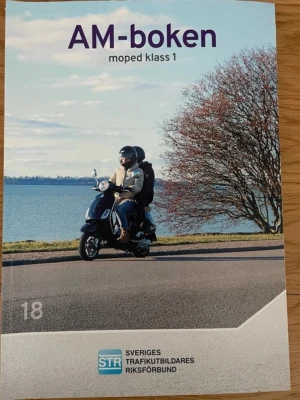 AM-boken moped klass 1 STR - AM-boken för moped klass 1 från STR. Boken innehåller teori och arbetsblad för utbildning till AM-körkort. 