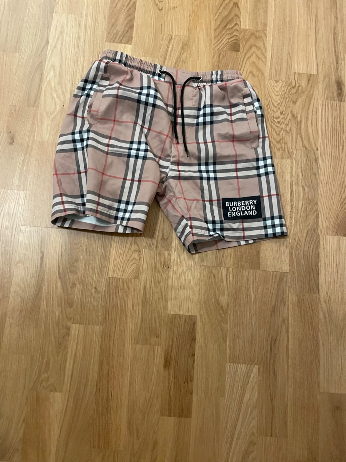 Rutigta Burberry shorts med snörning