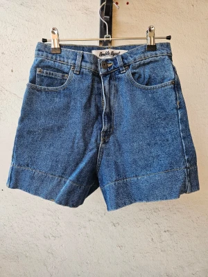 Jeansshorts - Jeansshorts från Double Agent California, köpta i New York. Storlek 34. Tyvärr litet hål på baksidan på höger sida som man ser på sista bilden, annars fint skick.