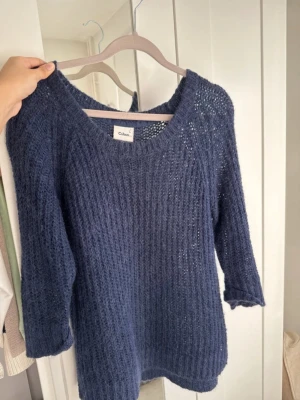 Mörkblå stickad tröja från Cubus - Mysig mörkblå stickad tröja från Cubus med ribbad struktur och rund halsringning. 