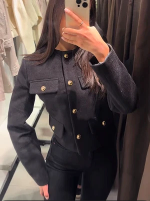 Mörkblå kavaj från zara - Mörkblå jacka med guldknappar från Zara som är slutsåld