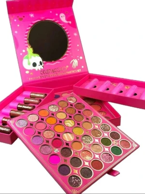 Makeup Set ögonskuggspalett  - Säljer en stor ögonskuggspalett makeup Set från KEVIN & COCO med 74 olika nyanser i både matta och glittriga färger, Rouge, highlighters 6st läppstift och 6st Läppglans.