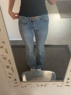 Blå flared/bootcut jeans - Blå flared/bootcut jeans från Vero Moda i storlek S/32. Aldrig använda