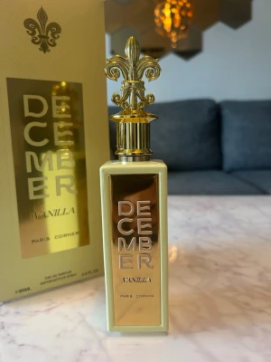 Paris Corner, December Vanilla  - December Vanilla från PARIS CORNER är en Orientalisk vanilj doft för kvinnor och män. December Vanilla lanserades 2023. Toppnoterna är Rom, Orkidé och Jasmin; hjärtnoterna är Vanilj, Kryddiga toner, Crème brûlée, Tonkaböna, Läder och Ros; basnoterna är Patchouli, Brunsocker, Agarträ, Oud, Bärnsten och Musk.