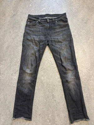 Nudie Jeans - Säljer ett par svarta slim fit jeans från Nudie Jeans.